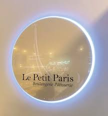Le Petit Paris - Departure Hall